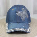 Détail d'une casquette en denim avec papillon en strass brillant et bordure à clous - No.10-Papillon Strass-Bleu