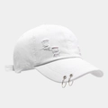 Dettaglio del cappellino da baseball in denim bianco con fori usurati e doppi anelli metallici - Regolabile / Bianco Con Doppi Anelli Argento Stile Consumato / Bianco