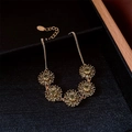 Détail d'un bracelet fleuri plaqué or 18K avec cinq pierres de zircon vert olive - Or - Vert olive