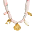 Collar de tela floral rosa con colgantes de delfín y concha bañados en oro de 18K - Estilo Colgante de Cinta Concha Fósil (Dorado Rosa) / Dorado - Tela Rosa