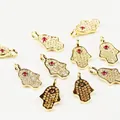 Goldener Hand der Fatima Anhänger mit rotem Zirkon und weißem Mikropavé - Vergoldet