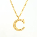 Gouden titanium stalen ketting met een met kristal ingelegde letter C hanger - Letter C (Inclusief Ketting)