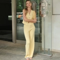 Vista intera di un completo in maglia gialla con gilet scollo a V e pantaloni larghi - Taglia S / Giallo