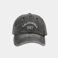 Dettaglio del ricamo California 1987 sul cappellino da baseball in cotone grigio scuro - Regolabile / Nero Lavato
