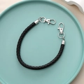Dettaglio del cordino intrecciato nero con moschettoni argento per ciondolo cellulare - K180 Catena da Polso in Corda Intrecciata