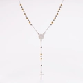 Macro-opname van zilveren en gouden Sint-Benedictus medaille hanger aan rozenkrans - Tweekleurig (Goud & Zilver)