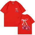 T-shirt rouge en coton avec imprimé cerise et ruban rose, vues de face et de dos - Rouge