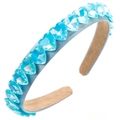 Dettaglio del cerchietto in raso azzurro con cristalli a cuore e fodera antiscivolo - Azzurro