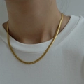 Collana minimalista a maglia piatta a serpente placcata oro 18K indossata dal modello - Catena a serpente piatta / Oro