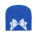 Detail van blauwe gebreide muts met wit strikmotief op een gladde gebreide stof - Blauw (Witte Strik)