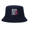 Dunkelblaue Brustkrebs-Bewusstsein Mütze mit weißer Never Give Up Stickerei und rosa Schleife - Fischerhut / Marineblau