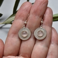 Boucles d'oreilles argentées avec pierre œil de chat rose et design filigrane - Rose