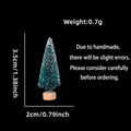 Dettaglio dimensioni mini albero di Natale in sisal da 3,5 cm con base in legno e neve - 3.5cm / Verde petrolio