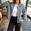 Grijze pluche damesjas met knoopsluiting en geribde boorden in een casual kort baseballmodel - S / Grijs
