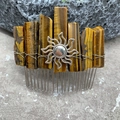 Détail d'un peigne à cheveux en œil de tigre fait main avec un charme de soleil - Oeil de Tigre Fil d'Argent Soleil d'Argent