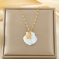 Detalle del collar océano dorado con colgante de concha blanca y estrella de mar en caja - Estilo Estrella de Mar Concha (KN292196-SXSJ)