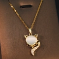 Macro-opname van vos-ketting met kattenoogsteen en zwart-witte zirkonia details - Goud - Kattenoog Vos