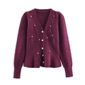 Detalle de la chaqueta de punto morada con botones de perlas y adornos de plumas suaves - S / Morado