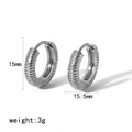 Détail montrant les dimensions de créoles argentées texturées de 15mm de hauteur et largeur - Style Spirale Argenté (TE6320-16-S)
