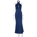 Dettaglio dell'abito in raso blu navy con scollatura incrociata all'americana e pieghe eleganti - S / Blu