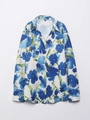 Detail van satijnen hemd met bloemenprint, klassieke kraag en wit maatlabel S - XS / Bedrukking