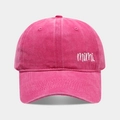 Dettaglio del ricamo mimi bianco su un cappellino in cotone rosa lavato - Regolabile / Rosa Rosso