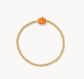 Detail van een 14K vergulde kralenarmband met een feestelijke oranje pompoen hanger - Gouden Pompoen Kralen Armband