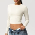 Vue détaillée du crop top de sport blanc crème à manches longues en tissu respirant - Ivoire Clair