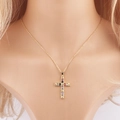 Collana con croce con pietre multicolori placcata oro 18 carati indossata da modella - Stile Croce Intarsiata Semplice (Stile 2)
