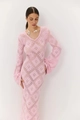 Dettaglio dell'abito lungo in maglia rosa con scollo a V e trama geometrica traforata - S / Rosa