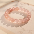 Vista macro di perle in quarzo fragola da 8 mm con inclusioni e trama naturale - 2# Bracciale in Quarzo Fragola - 10mm (con scatola regalo)