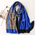Schal mit königsblauem Leopardenmuster, Farblock-Design und Quasten für den Winter - Blau