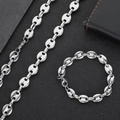 Vista plana del conjunto de collar y pulsera de granos de café plateados sobre fondo negro - Collar / 8mm / 22 Pulgadas (55.88cm) / Color Acero