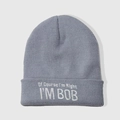 Donkergrijze gebreide muts met wit borduursel tekst Of Course I'm Right I'M BOB - Licht Zilvergrijs