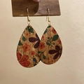 Dettaglio di orecchini vintage a goccia in sughero con stampa floreale su legno - Motivo Floreale Colorato