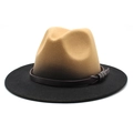 Detail eines Fedora-Hutes mit Farbverlauf von Kamel zu Schwarz und Lederbandschnalle - M (56-58cm) / Kamell + Schwarz