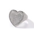 Macro di un anello a cuore hip hop argento con pavé di zirconi 3A su sfondo bianco - US 8 / Argento