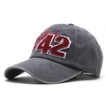 Detail der vintage grauen Baseballkappe aus gewaschener Baumwolle mit Stickerei 42 - Grau / 56-60cm
