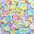 Nahaufnahme von gemischten Schmetterling-, Bienen- und Blumen-DIY-Zubehör aus Harz - Kleine Biene auf Kirschblüte