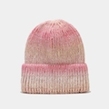 Gros plan sur la texture en maille épaisse dégradée rose et beige du bonnet d'hiver - Rose