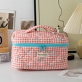 Beauty case trapuntato a scacchi arancioni e bianchi con motivi a piccoli fiocchi blu - Quadretti rossi grandi con fiocco