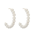 Elegante 14K vergulde oorringen met glanzende witte parels op een witte achtergrond - Gold Pearl Hoop