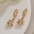 Orecchini a cerchio placcati oro 18K con ciondolo a stella e accenti di zircone - Stile Stella (44513)