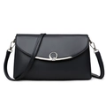 Elegante borsa a tracolla nera con trama litchi e fibbia in metallo a cuore su sfondo bianco - Blu