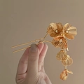 Épingle à cheveux fleurie dorée française avec fleurs creuses et pompons de pétales - Style de pompon de fleur creuse / Doré