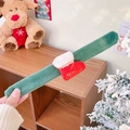 Bracciale a scatto natalizio in peluche verde con decorazione festiva a forma di calza - Fascia Verde con Stivale di Natale
