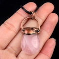 Ciondolo vintage in quarzo rosa a goccia con finiture in bronzo antico e cordino - Quarzo rosa