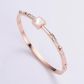Dettaglio del bracciale oro rosa con inserto in madreperla quadrata e cristalli - Oro rosa
