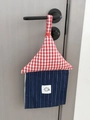 Dettaglio porta fazzoletti a forma di casetta a quadri rossi appeso a una porta - Casetta a Quadretti Rossi (ZJH-0007)