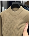 Detailopname van de kaki gebreide trui met ruitpatroon en hoge halslijn afwerking - M / Karamel